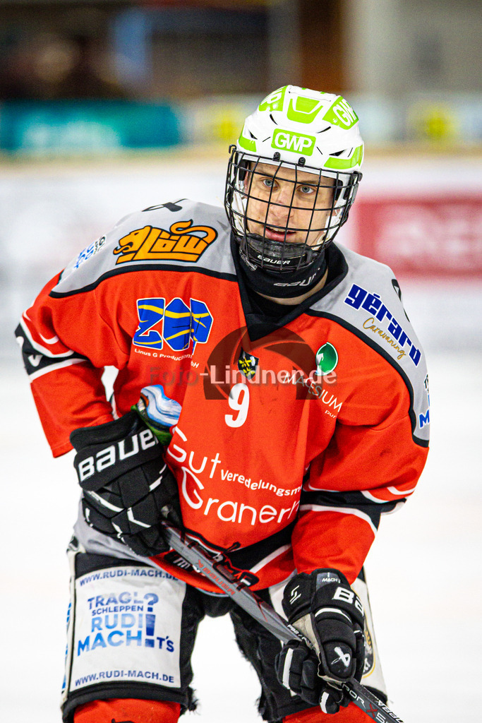 TSV Peißenberg MINERS gegen EHC Königsbrunn PINGUINE | Eishockey Bayernliga Herren Playoffs Viertelfinale 2024/25 - Spiel 6 von 7, TSV Peißenberg MINERS gegen EHC Königsbrunn PINGUINE, 20250221,Anton ENGEL (MINERS 9) Portrai, Hochformat, Freisteller,2025-02-21 in Peißenberg (Eisstadion Peißenberg)Anton ENGEL (MINERS 9)Copyright: WolfgangxLindner foto-lindner.de