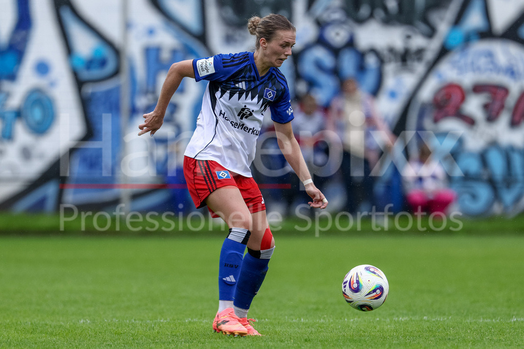 Fussball, Testspiel Frauen, Hamburger SV - FC Viktoria Berlin | Annalena Wucher (Hamburger SV, 15) am Ball, Freisteller, Einzelbild, Ganzkörper, Aktion, Action, Spielszene