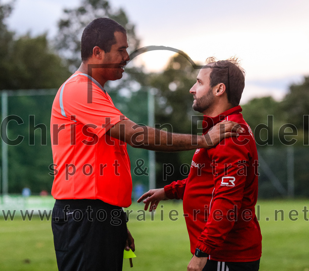 2023-07-25_123_SpVgg_Neuching_gegen_FC_Finsing | Neuching, Deutschland, 25.07.2023:
Fußball, A-Klasse 2023 / 2024, Toto Pokal, SpVgg Neuching gegen FC Finsing, Endergebnis: 2:4

Schiedsrichter Marius Baumann, Trainer Thomas Bonnet (FC Finsing)

Foto: Christian Riedel / fotografie-riedel.net