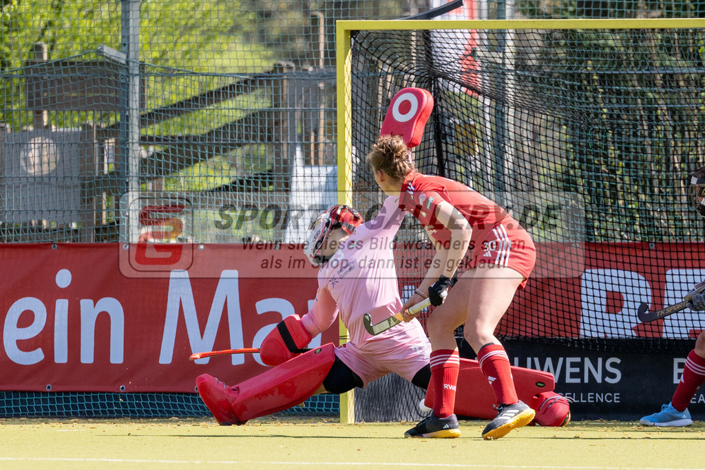 SFE_20250412_0053 | Köln, Deutschland, 12.04.2025:  Hockey 1. Bundesliga Damen Rot-Weiss Köln - Harvestehuder THC im KTHC Stadion Rot-Weiss Köln Tennis and Hockey Club am 12.04.2025 in Köln, Deutschland. (Foto von Stephan Fehrmann)Köln, Germany, 12.04.2025: Hockey 1. Bundesliga Damen Rot-Weiss Köln - Harvestehuder THC in KTHC Stadion Rot-Weiss Köln Tennis and Hockey Club at 12.04.2025 in Köln, Deutschland. (Foto from Stephan Fehrmann)