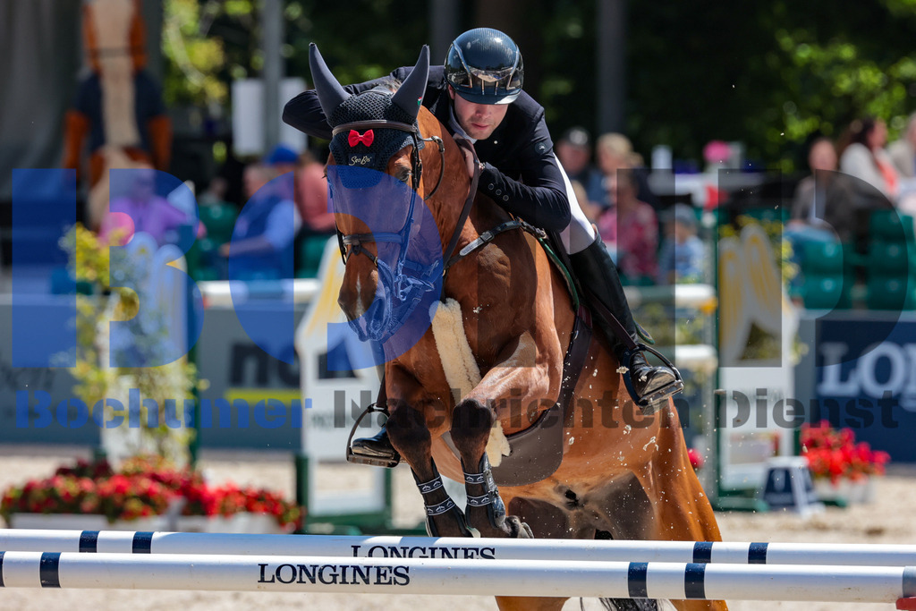 Longines Balve Optimum - Springen Samstag {date} -  | {headline}(Foto: Sebastian Sendlak / BOND) - Realisiert mit Pictrs.com