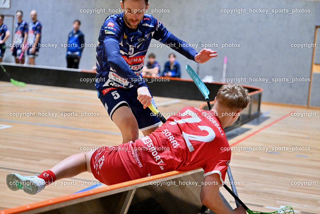 KAC Floorball vs. VSV Unihockey | #72 Arttu Sorri KAC Floorball, #5 Michael Kanduth VSV Unihockey, KAC Floorball vs. VSV Unihockey, KAC Floorball vs. VSV Unihockey am 21.03.2026 in Klagenfurt (Ballspielhalle Waidmannsdorf), Austria, (Photo by Bernd Stefan)
