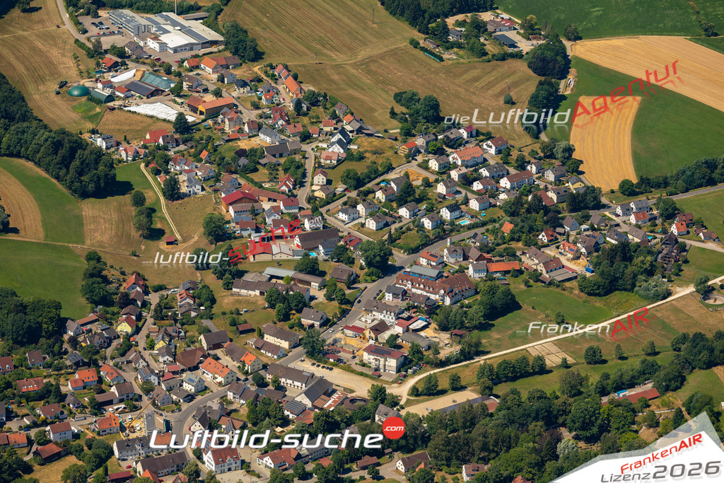 Das Luftbild der Stadt Adelsried wurde 2022 vom Flugzeug heraus erstellt (keine Drohnen-Aufnahmen) Aufnahmehöhe ca.450 Meter- hohe Bildauflösung und Druck-Qualität. Garantiert!