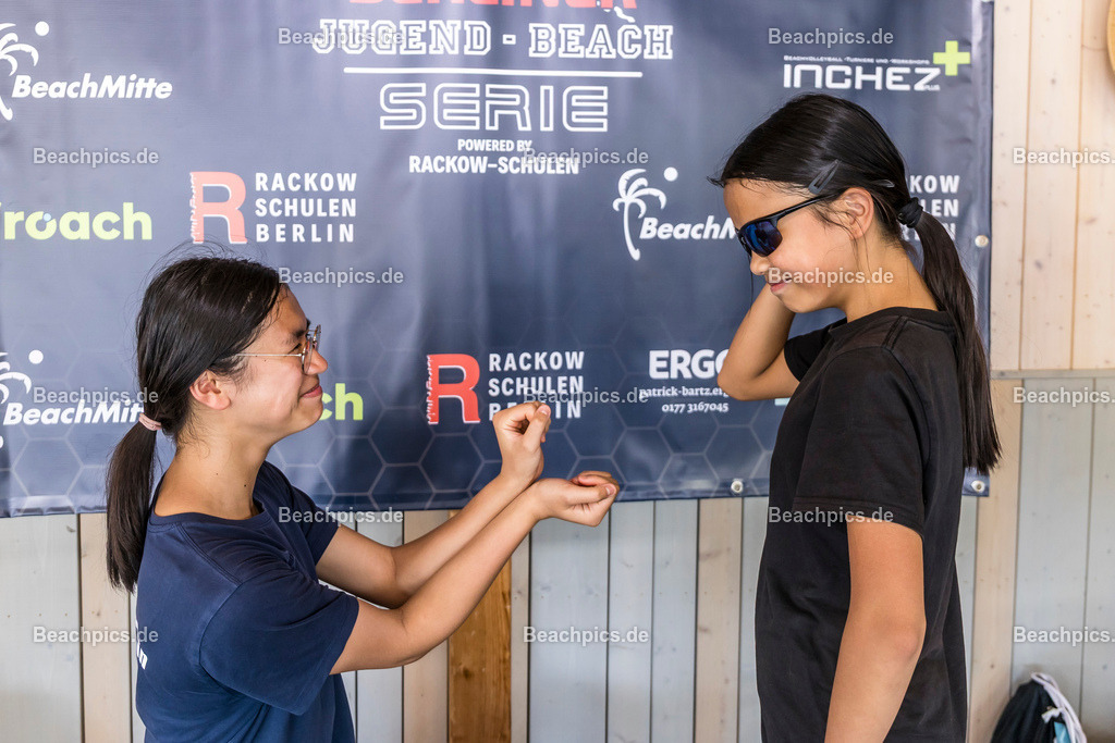 2025-200076231-Jugend-Beach-Serie-Fotobox | Pinar Atalay, Bundeskanzler Friedrich Merz 31.05.2025; Berlin Foto: Gerold Rebsch - www.beachpics.de