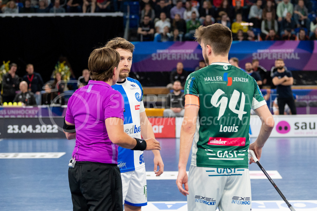 SV Wiler-Ersigen vs GC Unihockey - 23. April 2022 | SV Wiler-Ersigen vs GC Unihockey
Stimo Arena, Kloten
Schiedsrichterin Corina Wehinger ermahnt #95 Joel Rüegger (GC Unihockey) und #94 Marco Louis (SV Wiler-Ersigen).
Bild: Sportfotografie Markus Aeschimann | www.markus-aeschimann.ch - Realisiert mit Pictrs.com