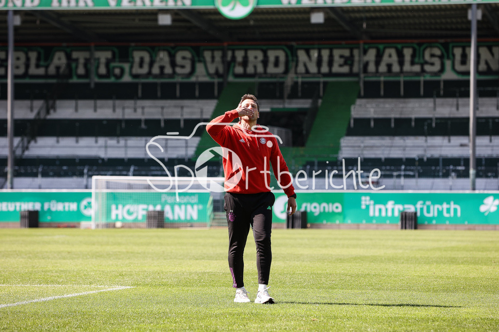SpVgg Greuther Fürth II - FC Bayern Amateure | FC Bayern Amateure Trainer Holger SEITZ bedankt sich bei den mitgereisten Fans nach dem Auswaertssieg in Fuerth / kuesschen fuer die Fans