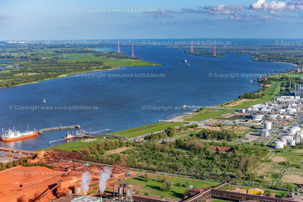 Stade_Seehafen_Lng_ELS_7873140522 | STADE 14.05.2022 Hafenanlage Stader Seehafen AOS am Bützflether Sand in Bützfleth im Bundesland Niedersachsen, Deutschland. Auf der Grünfläche soll bis 2026 der Hanseatic Energy Hub entstehen. Das geplante Terminal für den Import von verflüssigtem Erdgas (LNG) wird in den vorhandenen Industriepark integriert. Weiterführende Informationen bei: AOS Aluminium Oxid Stade GmbH,  Dow Deutschland Anlagengesellschaft mbH. // Port facility Stader Seehafen AOS am Buetzflether Sand in Buetzfleth in the state Lower Saxony, Germany. The Hanseatic Energy Hub is to be built on the green space by 2026. The planned terminal for the import of liquefied natural gas (LNG) will be integrated into the existing industrial park. Further information at: AOS Aluminium Oxid Stade GmbH,  Dow Deutschland Anlagengesellschaft mbH. Foto: Martin Elsen