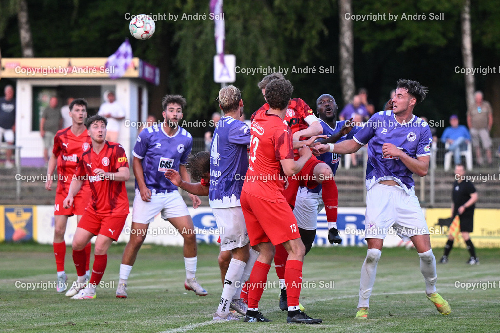 VfR Neumünster vs FC Kilia Kiel | Moshood Adesanya (VfR #99 2.v.r.) köpft hier den 1:1-Ausgleich in der Nachspielzeit / Fußball-Oberliga Männer 2026/2027 / VfR Neumünster vs FC Kilia Kiel / Grümmi-Arena / Neumünster / 04.08.26 - Realisiert mit Pictrs.com