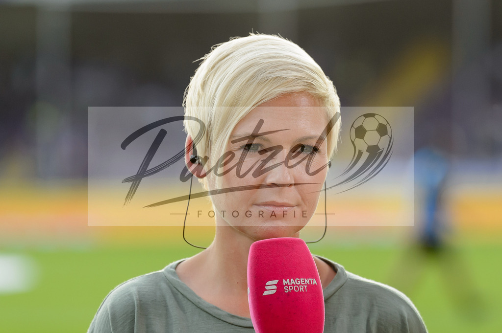 OSNVKO2021090620210906_252 | Fussball, Herren: MagetaSport-Moderatorin Anett Sattler schaut beim Spiel der 3. Liga zwischen VfL Osnabrueck und FC Viktoria Koeln im Stadion an der Bremer Bruecke am 06.09.2021 in Osnabrueck, Deutschland.DFB / DFL REGULATIONS PROHIBIT ANY USE OF PHOTOGRAPHS AS IMAGE SEQUENCES AND/OR QUASI-VIDEO. - Realisiert mit Pictrs.com