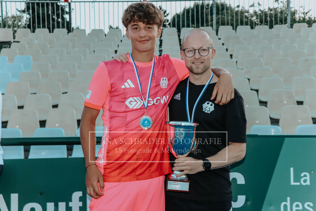 EM_MU18_F_GER-BEL_Lille_bearbeitet_Pokalbilder (112 von 137) | lanaschraderfotografie - Realisiert mit Pictrs.com