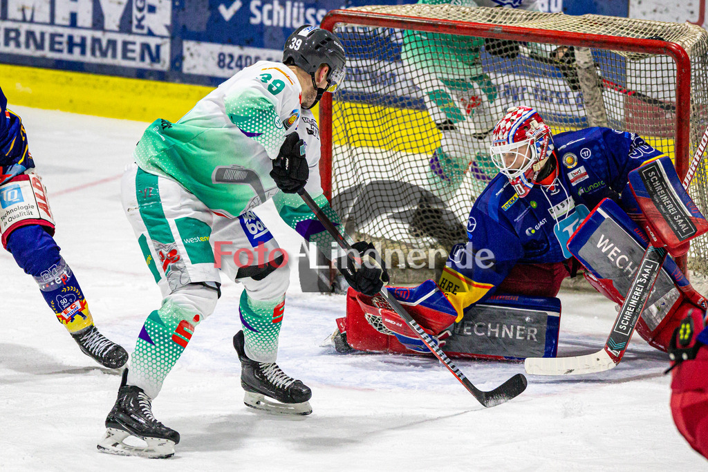 Achtelfinale Spiel 2 EC Peiting vs ESC Wohnbau Moskitos Essen | Eishockey Oberliga Süd Playoffs 2023/2024, Achtelfinale Spiel 2 EC Peiting vs ESC Wohnbau Moskitos Essen, 20240305,
Torchance Elvijs BEIZAIS (Moskitos 91),
2024-03-05 in Peiting (Eisstadion)
91 Elvijs BEIZAIS (Moskitos 91), 30 Konrad FIEDLER (ECP Goali 30)
Copyright: WolfgangxLindner foto-lindner.de