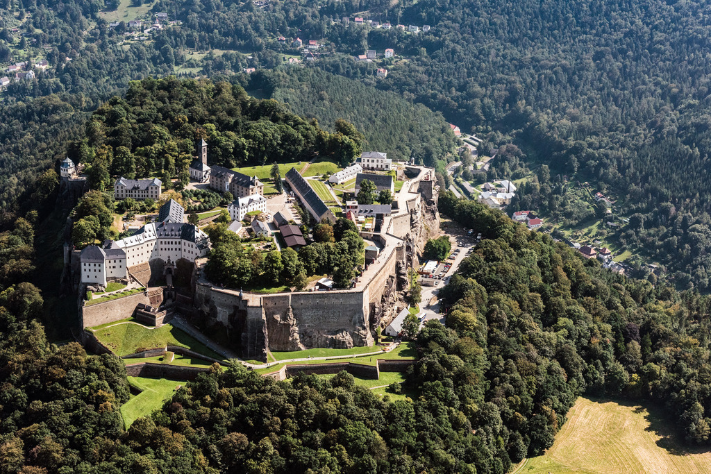 dr_0013742.jpg | KöNIGSTEIN 07.09.2016 Die Festung Königstein an der Elbe im Landkreis Sächsische Schweiz-Osterzgebirge im Bundesland Sachsen. Die Festung ist eine der größten Bergfestungen in Europa und liegt inmitten des Elbsandsteingebirges auf dem gleichnamigen Tafelberg. // The Fortress Koenigstein at the river Elbe in the county district of Saxon Switzerland East Erzgebirge in the state of Saxony. The fortress is one of the largest mountain fortresses in Europe and is located amidst the Elbe sand stone mountains on the flat top mountain of the same name. Foto: Daniel Reiter