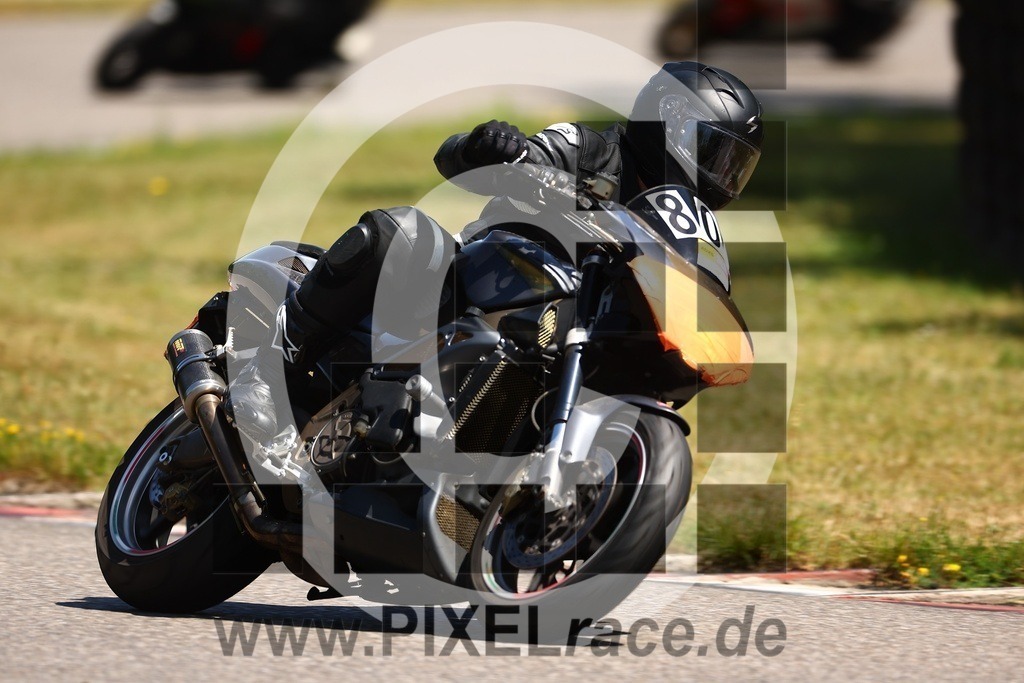 0801-20250531_01832 | Schöne Erinnerungen an spannende Momente - das festzuhalten ist unser Job. PIXELrace.de ist seit 2003 auf den Rennstrecken Europas unterwegs um die Action draußen beim Fahren und die wunderbare Stimmung imm Fahrerlager für euch einzufangen.