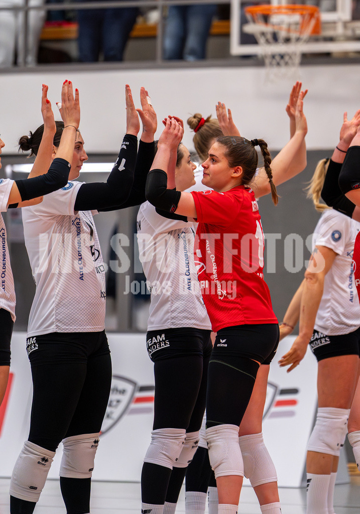 Volleyball I Frauen I Saison 2025-2026 I 2 Bundesliga Pro I 17. Spieltag VFL Oythe - VC Stralsund I 1396 | Mia Mercedes Kettner (15,VFL Oythe) (rechts) - Realisiert mit Pictrs.com