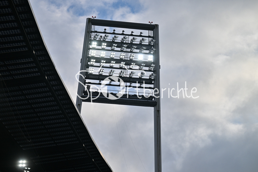 SV Werder Bremen - FC Bayern München | BREMEN, GERMANY - 14. FEBRUARY: im Bild der Flutlichtmasten im Westerstadion ( Symbolbild / Symbolfoto während dem Bundesligamatch zwischen dem SV Werder Bremen und dem FC Bayern München am 22. Spieltag im Weserstadion / DFL REGULATIONS PROHIBIT ANY USE OF PHOTOGRAPHS AS IMAGE SEQUENCES AND/OR QUASI-VIDEO