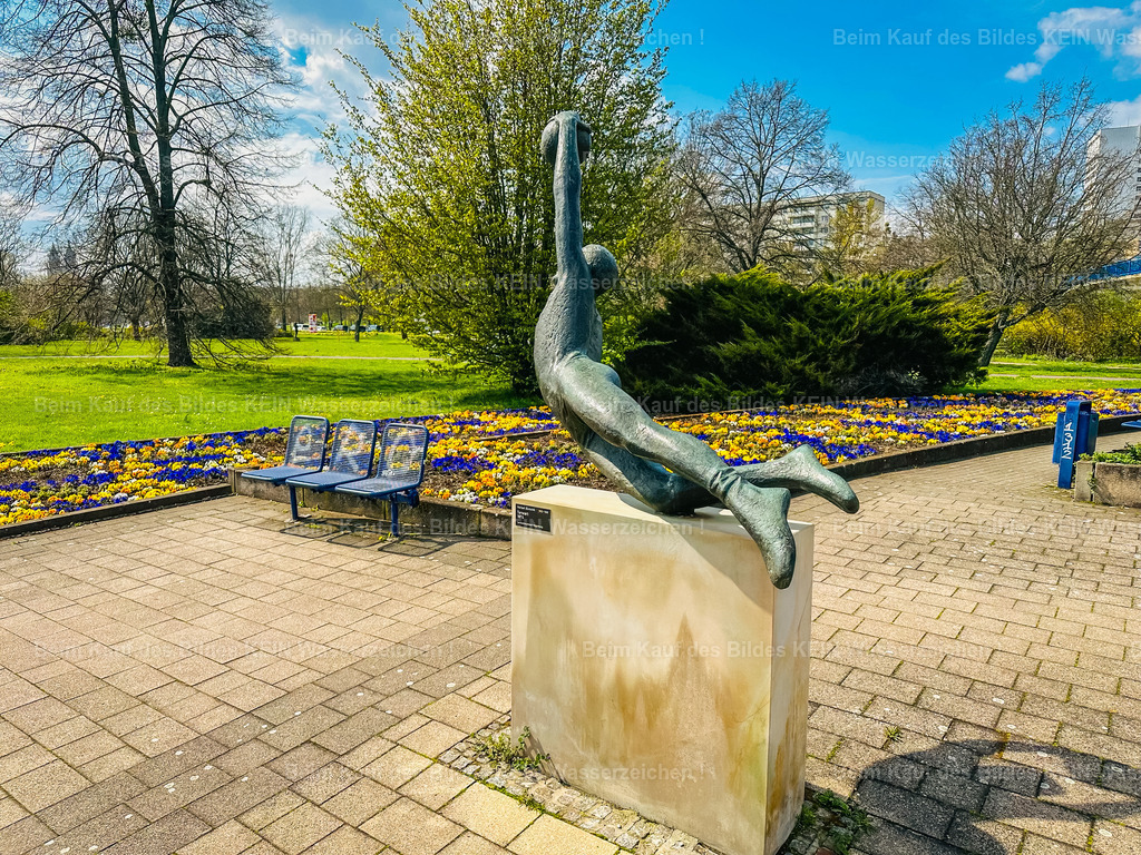 Frühling in Magdeburg - Skulptur Torwart Elbuferpromenade-1749 | Skulptur Torwart am Petriförder - Realizado com Pictrs.com