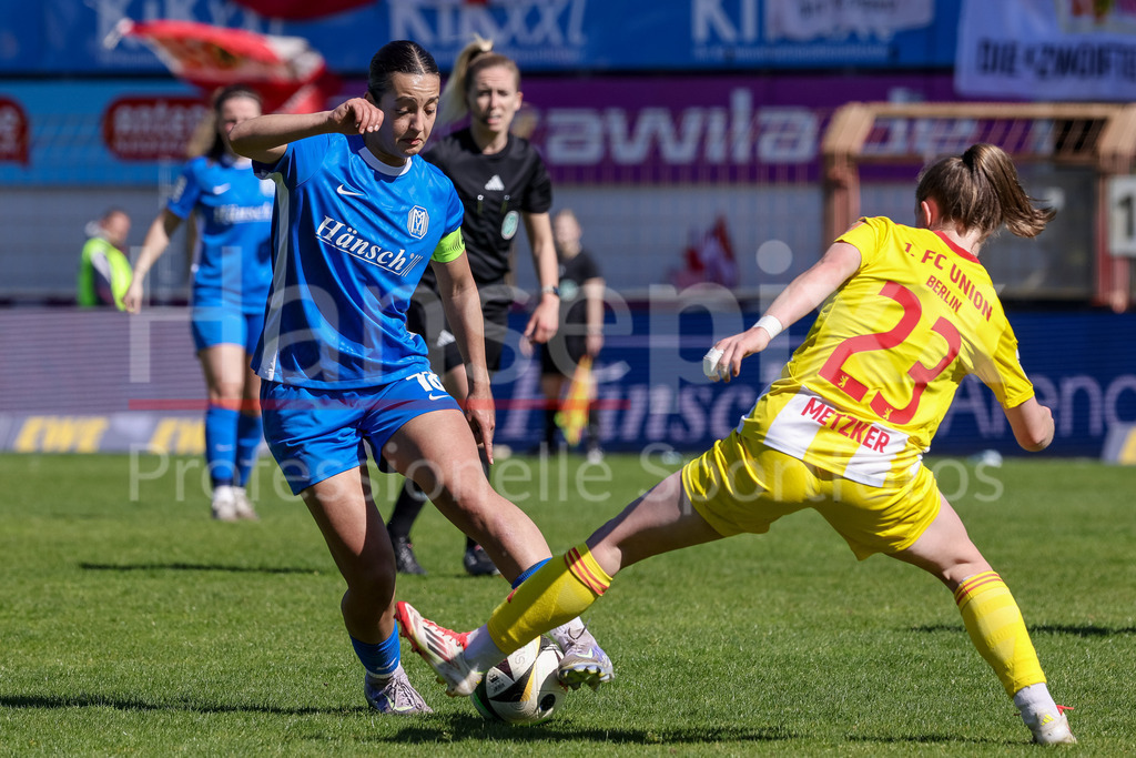 Fussball, 2. Frauen-Bundesliga, SV Meppen - 1. FC Union Berlin | v.li.: Selma Licina (SV Meppen, 18) und Pia Metzker (1. FC Union Berlin, 23) im Zweikampf, Duell, Dynamik, Aktion, Action, Spielszene, DIE DFB-RICHTLINIEN UNTERSAGEN JEGLICHE NUTZUNG VON FOTOS ALS SEQUENZBILDER UND/ODER VIDEOÄHNLICHE FOTOSTRECKEN. DFB REGULATIONS PROHIBIT ANY USE OF PHOTOGRAPHS AS IMAGE SEQUENCES AND/OR QUASI-VIDEO.