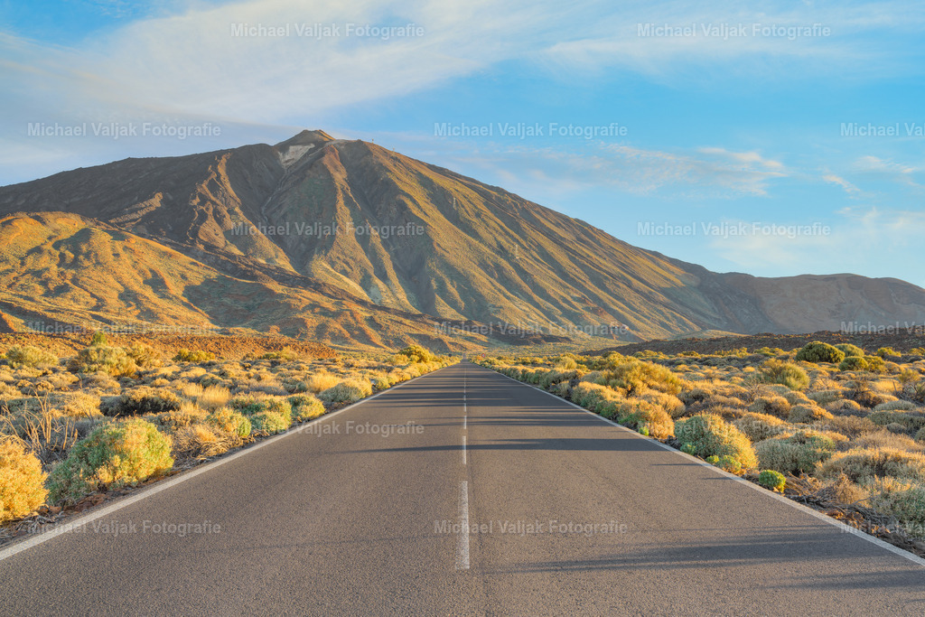 Straße zum Teide | Die Straßen zum Teide auf Teneriffa bieten eine faszinierende Route durch die vielfältige Landschaft der Insel. Besucher können den höchsten Gipfel Spaniens, den Teide, über verschiedene Wege erreichen, darunter die Teide-Seilbahn, die einen atemberaubenden Blick auf die umliegende Kraterlandschaft bietet. Für Wanderbegeisterte gibt es die Möglichkeit, den Vulkan zu Fuß zu erklimmen, was eine herausfordernde, aber lohnende Erfahrung ist, die mit spektakulären Ausblicken belohnt wird. - Realisiert mit Pictrs.com