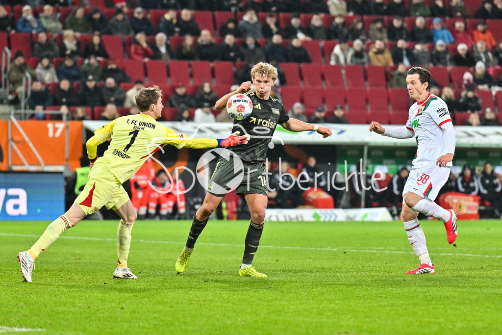 FC Augsburg - 1. FC Union Berlin | AUGSBURG, GERMANY - 15. JANUARY: v. l. Frederik RÖNNOW (Union Berlin 1), Leopold QUERFELD (Union Berlin 14) und Michael GREGORITSCH (FC Augsburg 38) / während dem Bundesligamatch zwischen dem FC Augsburg und dem 1. FC Union Berlin am 17. Spieltag in der WWK-Arena / DFL REGULATIONS PROHIBIT ANY USE OF PHOTOGRAPHS AS IMAGE SEQUENCES AND/OR QUASI-VIDEO