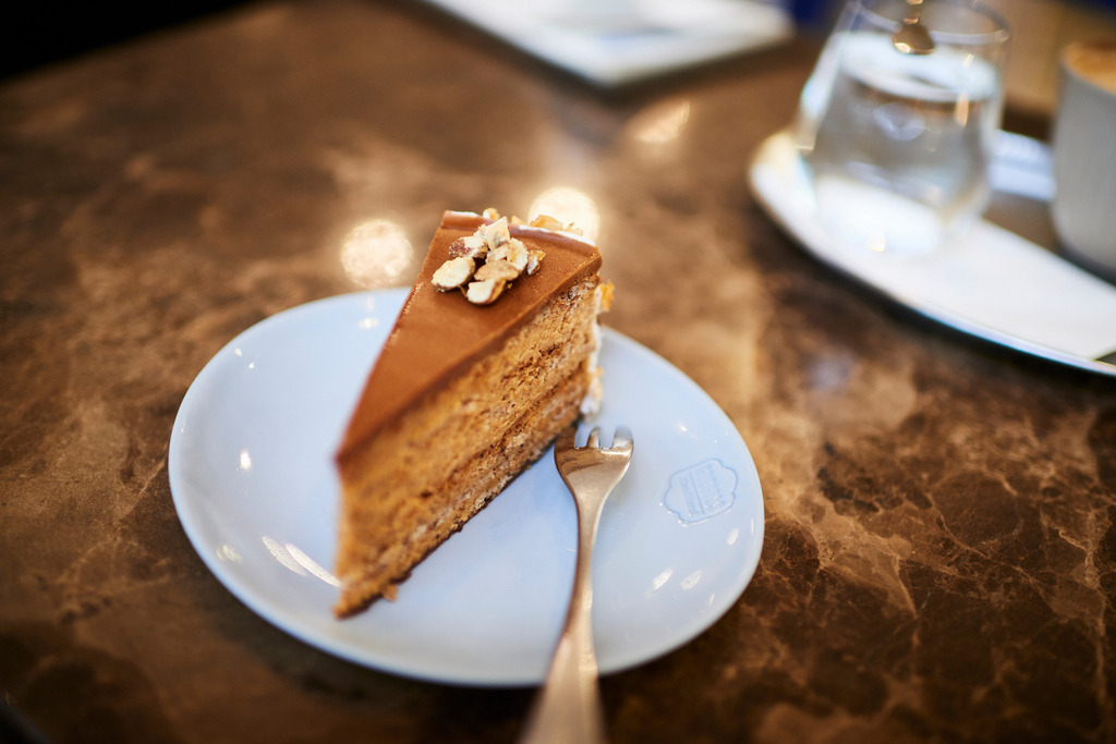 Gregors Konditorei | Wien, Austria - October 20, 2017: Gregors Konditorei, eine Japonaistorte steht auf dem Tisch, im Hintergrund eine Melange. - Realisiert mit Pictrs.com