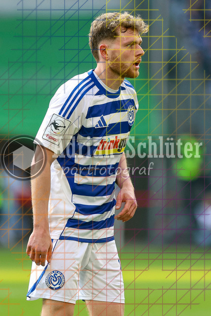 22.03.2026, GER, Fussball, Herren, 3. Liga, Saison 2025/2026, MSV Duisburg - 1860 München | Steffen Meuer (MSV Duisburg) schaut 