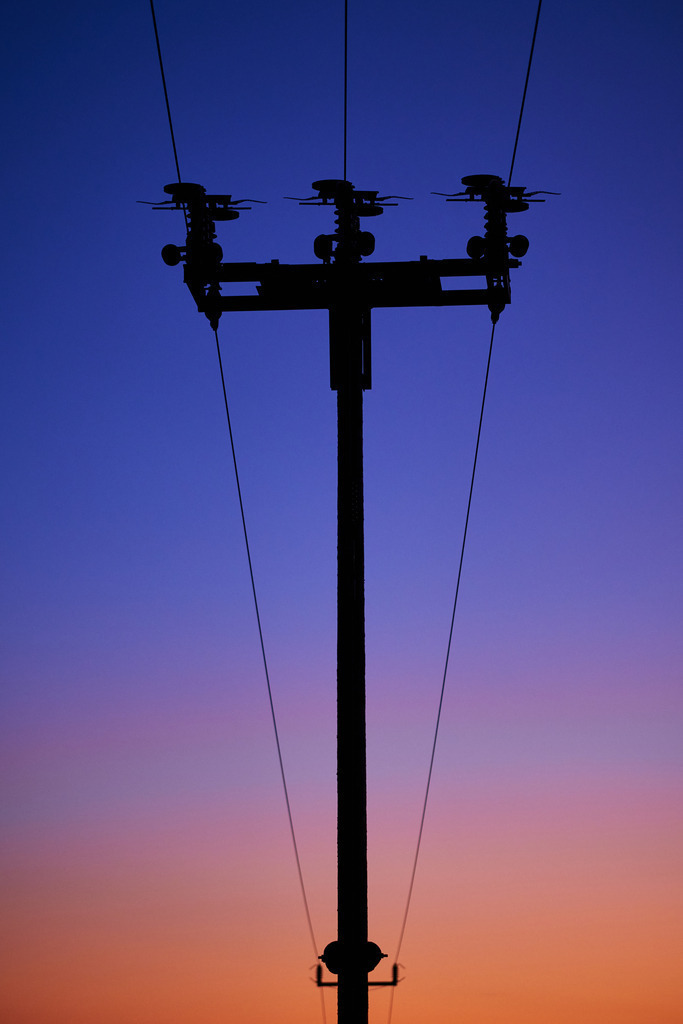  Alter Strommast aus Holz mit Stromkabel auf dem Lande | Austria - December 26, 2020: Alter Strommast aus Holz mit Stromkabel auf dem Lande. - Realisiert mit Pictrs.com
