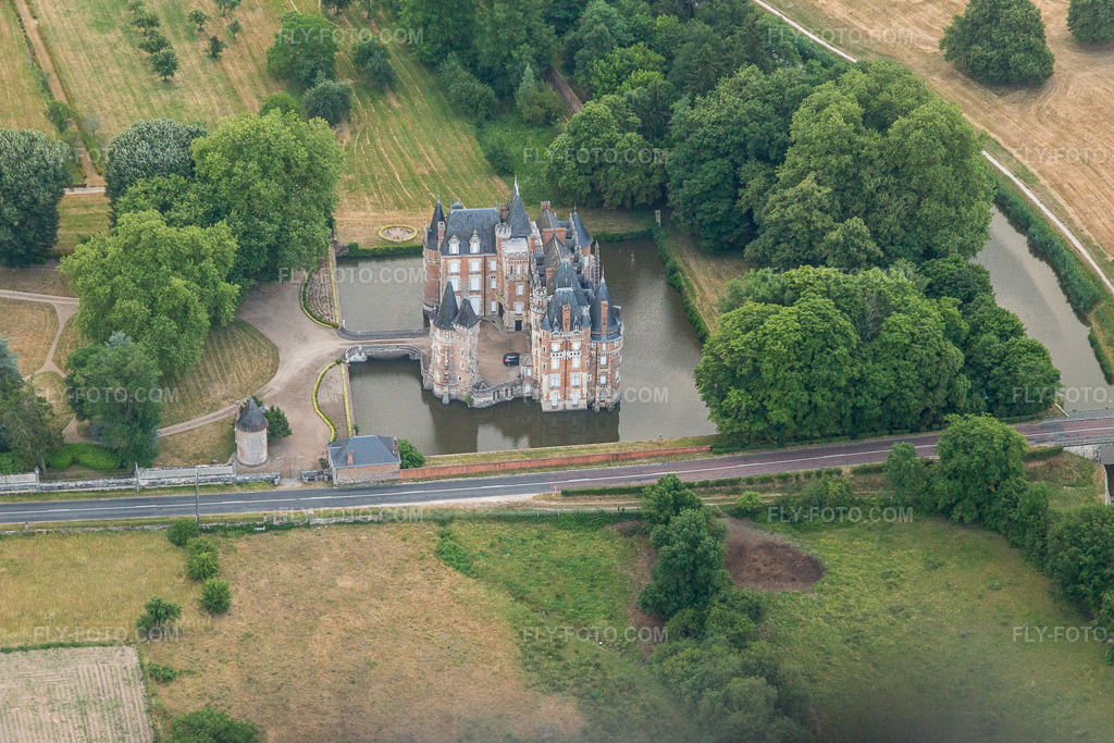 Aerial view: Buildings and castle park facilities of the moated castle Château de Combreux in Combreux in the state Loiret, France.Photo: IMG_101285.jpg taken on 06/25/2017 by Werner Riehm/FLY-FOTO.comResolution of the original: 4717 x 3145 px