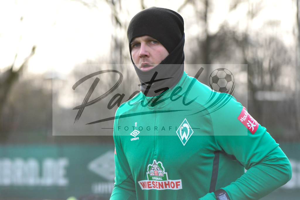 20200212_TRASVW_0007 | Fussball, Herren: Niclas Fuellkrug (Werder Bremen) schaut waehrend der Trainingseinheit des SV Werder Bremen auf dem wohninvest Weserstadion Trainingsplatz am 12.02.2020 in Bremen, Deutschland. - Realisiert mit Pictrs.com