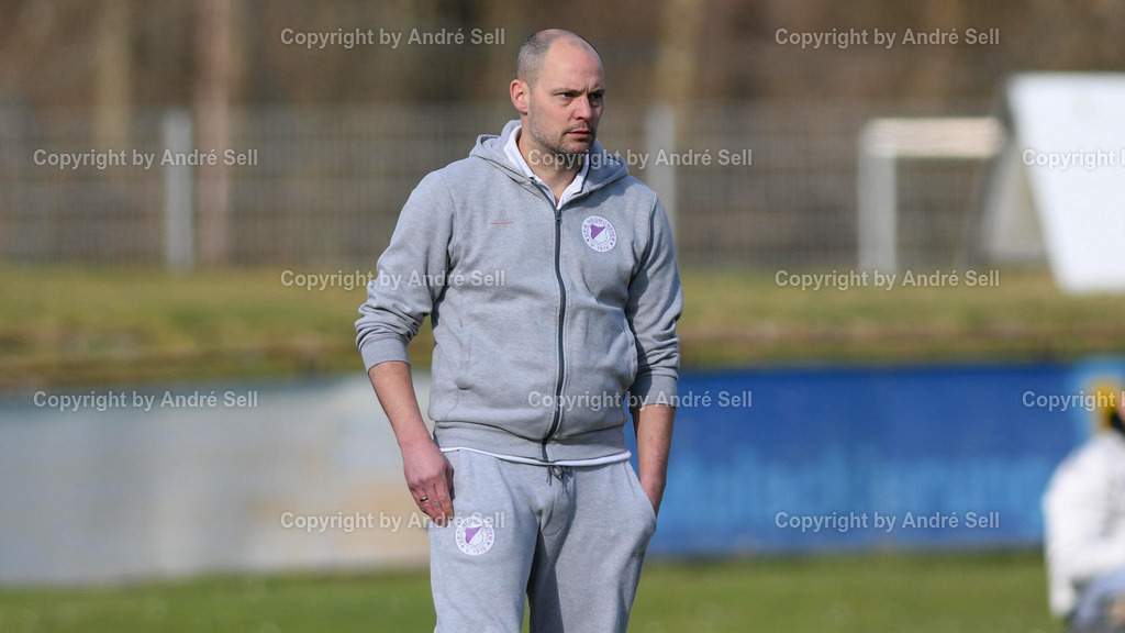VfR Neumünster vs SV Todesfelde | Trainer Danny Cornelius (VfR) / Fußball-Oberliga Männer 2025/2026 / VfR Neumünster vs SV Todesfelde / VfR Stadion / Neumünster / 15.03.26 - Realisiert mit Pictrs.com