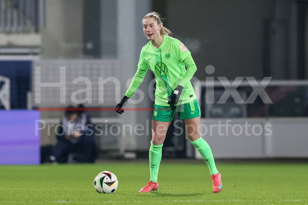 Fussball, Google Pixel Frauen-Bundesliga, VfL Wolfsburg - FC Carl Zeiss Jena | v.li.: Janina Minge (VfL Wolfsburg, 6) am Ball, Freisteller, Einzelbild, Ganzkörper, Aktion, Action, Spielszene, DIE DFB-RICHTLINIEN UNTERSAGEN JEGLICHE NUTZUNG VON FOTOS ALS SEQUENZBILDER UND/ODER VIDEOÄHNLICHE FOTOSTRECKEN. DFB REGULATIONS PROHIBIT ANY USE OF PHOTOGRAPHS AS IMAGE SEQUENCES AND/OR QUASI-VIDEO.