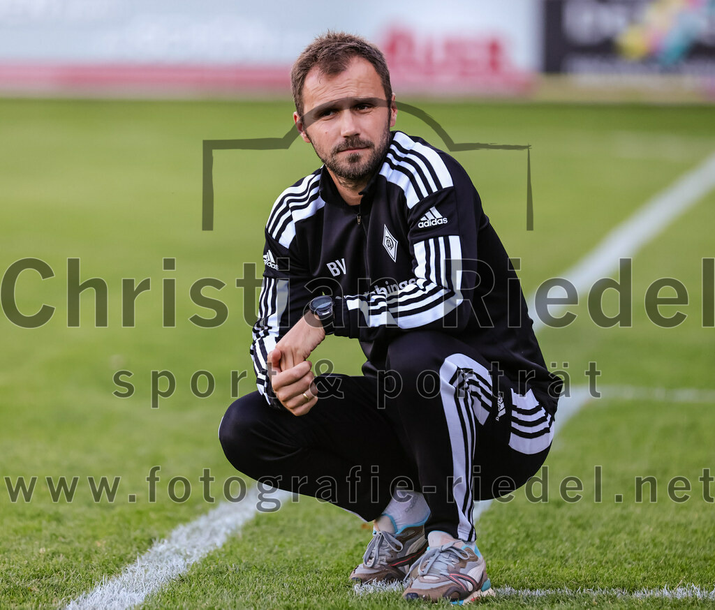 2023-08-01_028_FC_Schwaig_gegen_FC_Deisenhofen | Oberding, Deutschland, 01.08.2023:
Fußball, Toto-Pokal 2023 / 2024, 1. Spieltag, FC Schwaig gegen FC Deisenhofen, Endergebnis: 2:3

Trainer Benjamin Vilus (FC Deisenhofen)

Foto: Christian Riedel / fotografie-riedel.net