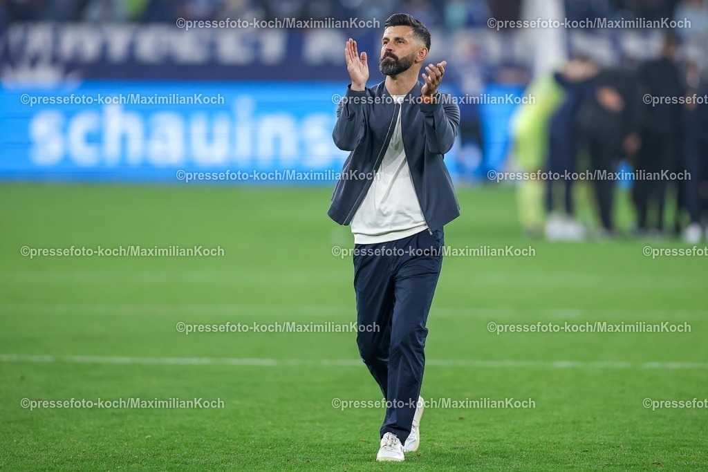 S0401082501155 | 01.08.2025, Fußball, FC Schalke 04 - Hertha BSC, 1.Spieltag, 2. Fußball Bundesliga, Veltins-Arena Gelsenkirchen, Saison 2025 2026: Cheftrainer Miron Muslic (Schalke04) gestikulierend jubelnd entschlossen Mimik gestikDFB regulations prohibit any use of photographs as image sequences and or quasi-video.