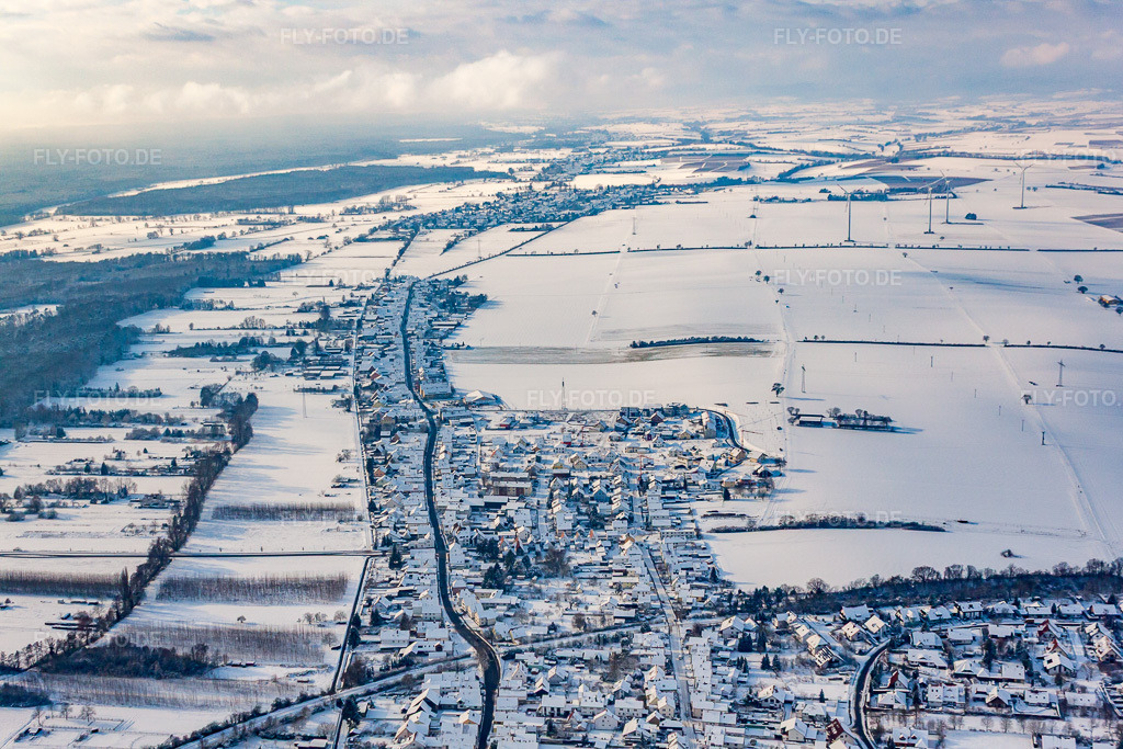 Luftbild: Saarstraße im Winter bei Schnee in Kandel im Bundesland Rheinland-Pfalz in Deutschland. Foto: IMG_35922.jpg vom 18.12.2010 durch Werner Riehm/FLY-FOTO.de