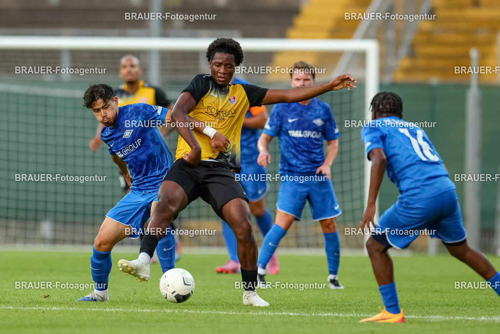 SB_KFCBAU_20250815_4457.JPG -  - KFC Uerdingen - SF Baumberg - Oberliga Niederrhein | Krefeld, Deutschland, 15.08.25: Shoyo Akaogi (SF Baumberg) und Dave Fotso Youmssi (KFC Uerdingen) im Kampf um den Ball während des Oberliga Niederrhein Spiels zwischen KFC Uerdingen - SF Baumberg in der Grotenburg Stadion am 15. August 2025 in Krefeld, Deutschland. (Foto von Stefan Brauer/Brauer-Fotoagentur)