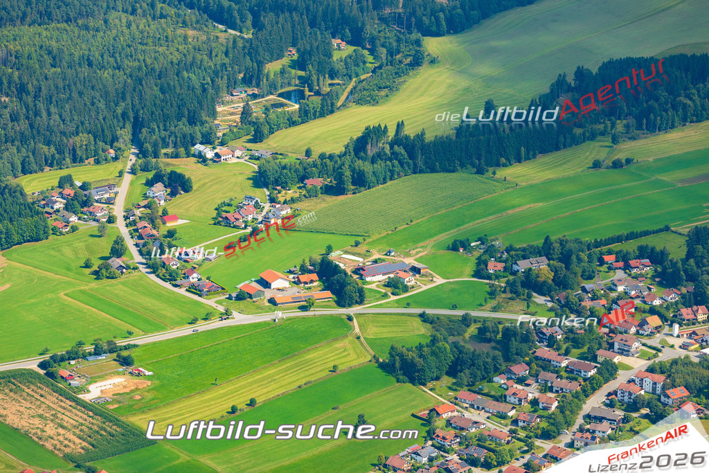 Luftaufnahme der Stadt Frauenau - Die Luftaufnahme wurde 2025 vom UL-Flugzeug heraus erstellt ( keine Drohne ) - Hochauflösende Luftaufnahme - für professionelle Ausdrucke geeignet. Die Geschenkidee !Mit Lizenz und Bildrechte bestellbar