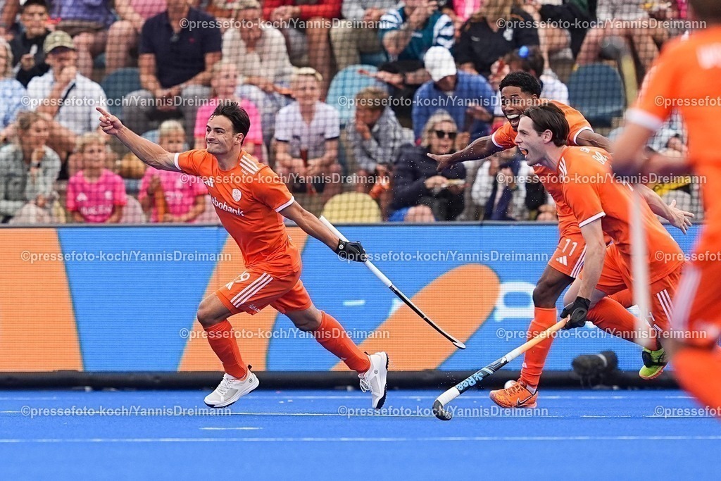 xydrx16082503004 | 16.08.2025, xydrx, Herren EuroHockey Championship 2025, Finale, Niederlande - Deutschland, Sparkassenpark Mönchengladbach: Torjubel nach dem Tor zum 1:0 für die Niederländische Nationalmannschaft durch Torschütze Tijmen Reyenga (NED #29) zusammen mit Terrance Pieters (NED #11)
