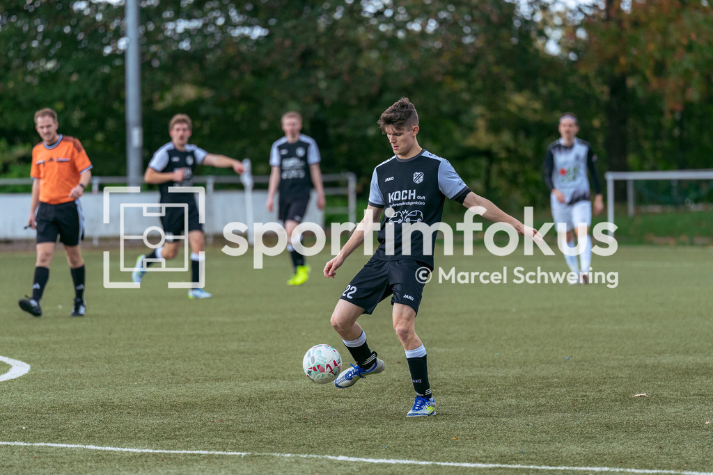 TSV 05 Ronsdorf – SSV Bergisch Born II | Leo Wuttke (22, SSV Bergisch Born II) am Ball. Bezirksliga Niederrhein, Gruppe 2: TSV 05 Ronsdorf gegen SSV Bergisch Born II, Wuppertal, 11.10.2026. Endstand: 3:1. sportimfokus / Marcel Schwering - Realisiert mit Pictrs.com