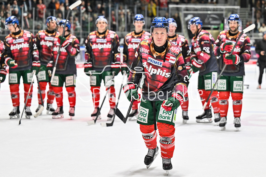 Augsburger Panther - Dresdner Eislöwen | AUGSBURG, DEUTSCHLAND - 06. MÄRZ: die Spieler der Panther feiern zusammen mit den Fans den Heimsieg gegen Dresden nach dem Match zwischen den Augsburger Panthern und den Dresdner Eislöwen am 49. Spieltag der Penny DEL im Curt Frenzel Stadion / T. J. TREVELYAN (Augsburger Panther 24)