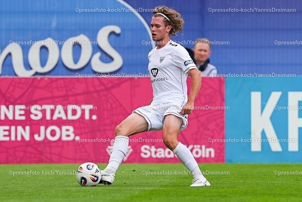 xydr03082501101 | 03.08.2025, xydrx, Fußball, 3.Liga, Viktoria Köln - FC Schweinfurt 05, Saison 2025 2026, Sportpark Höhenberg: Devin Angleberger (1.FC Schweinfurt 05 #3)  DFB regulations prohibit any use of photographs as image sequences and or quasi-video.