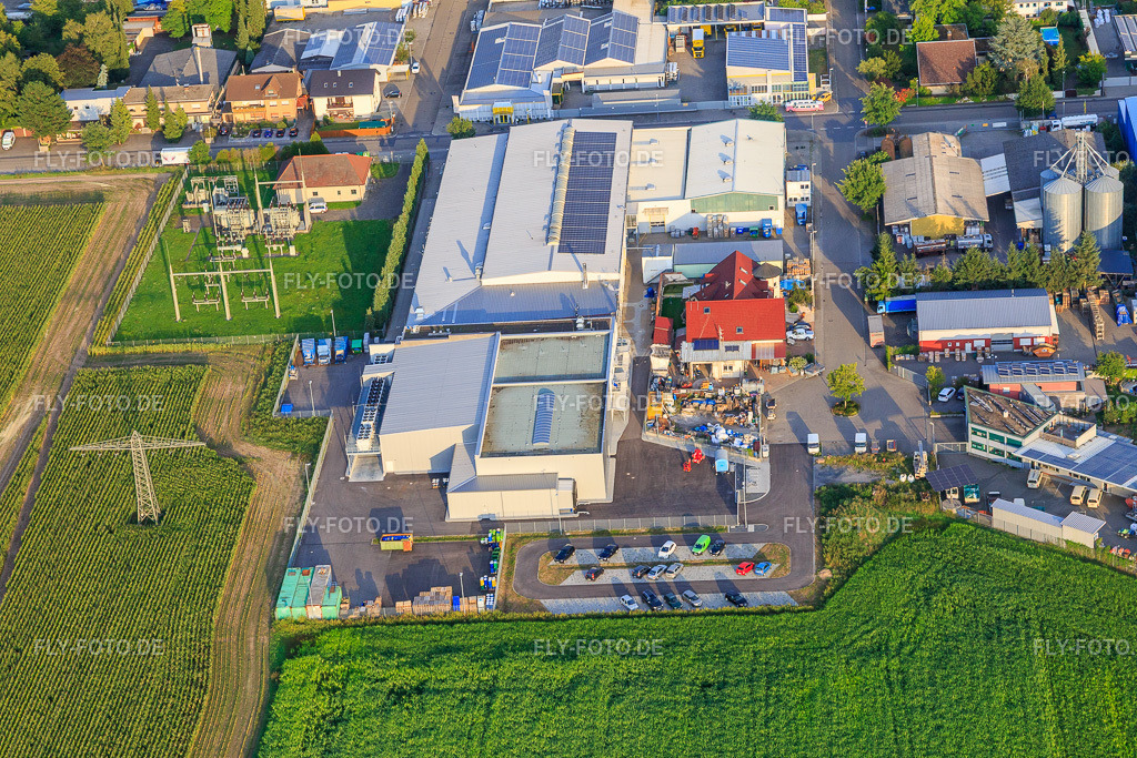 Industriegebiet Lessingstraße mit Sunval Nahrungsmittel GmbH und Elke Malcherczyk GmbH https://www.sunval.de/ | Luftbild: Industriegebiet Lessingstraße mit Sunval Nahrungsmittel GmbH und Elke Malcherczyk GmbH https://www.sunval.de/ im Ortsteil Kirrlach in Waghäusel im Bundesland Baden-Württemberg in Deutschland. Foto: IMG_102497.jpg vom 24.08.2017 durch Werner Riehm/FLY-FOTO.de - Realisiert mit Pictrs.com