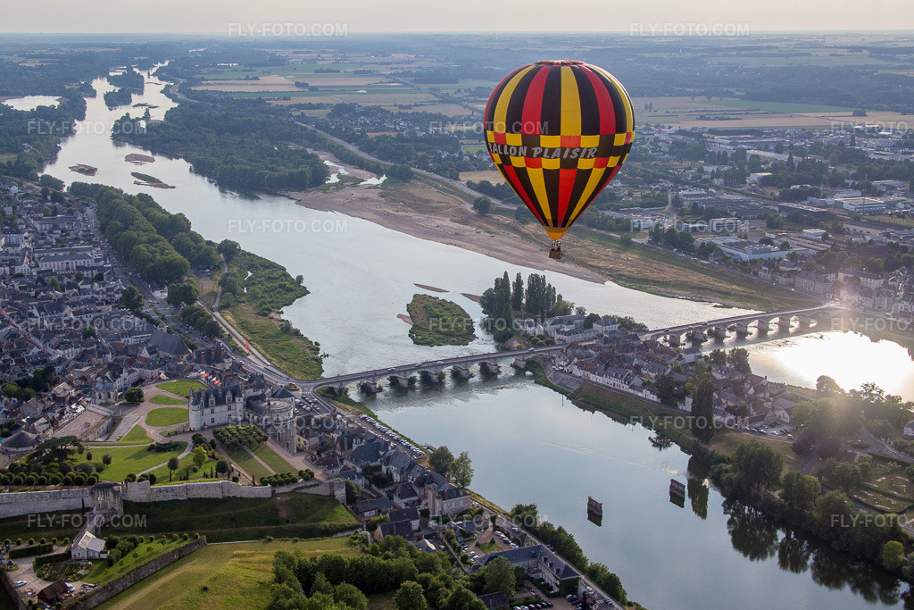 Aerial view: Island on the banks of the Loire River in Amboise in the state Indre et Loire, France.Photo: IMG_082386.jpg taken on 06/20/2015 by Werner Riehm/FLY-FOTO.comResolution of the original: 4707 x 3138 px