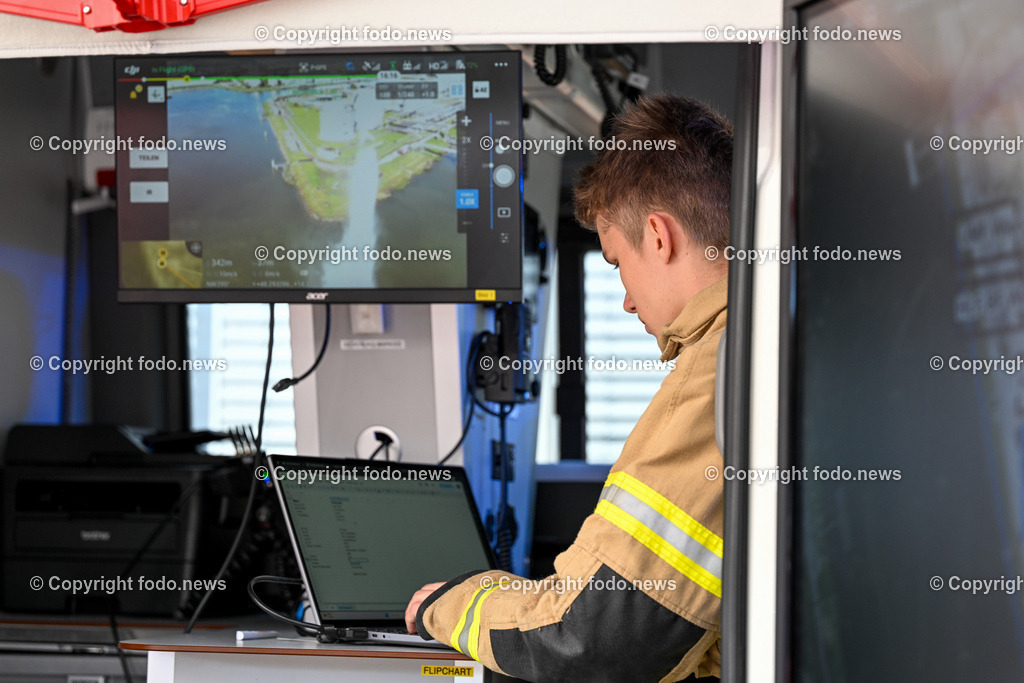 Feuerwehruebung Formatex 23_ Tankhafen Linz_ 15.09.2023-9 | 15.09.2023, Linz, AUT, Feuerwehruebung Formatex 23, Tankhafen Linz, im Bild Feuerwehruebung Formatex 23, Tankhafen Linz, Einsatzfahrzeug, Live Bild Drohne