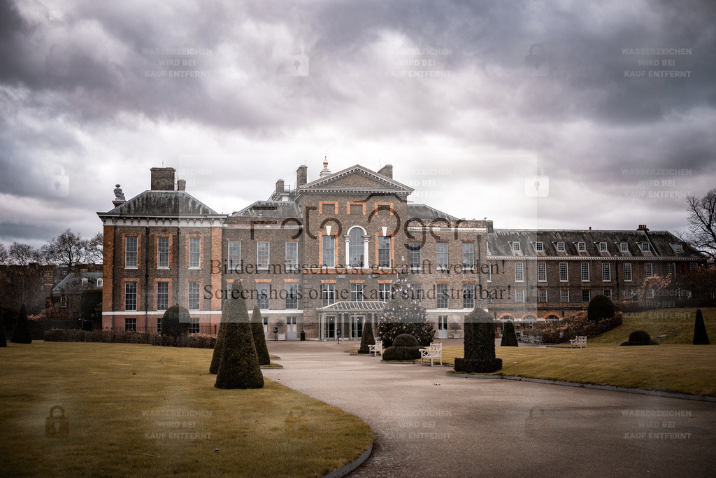 Kensington Palace im Winterlicht | Ein Stück königischer Geschichte im Herzen Londons – der Kensington Palace zeigt sich hier in einer stillen Winterstimmung.Die kühle Lichtstimmung, das strukturierte Mauerwerk und die symmetrische Gartenanlage verleihen dem Bild eine elegante, fast zeitlose Atmosphäre. - Realisiert mit Pictrs.com