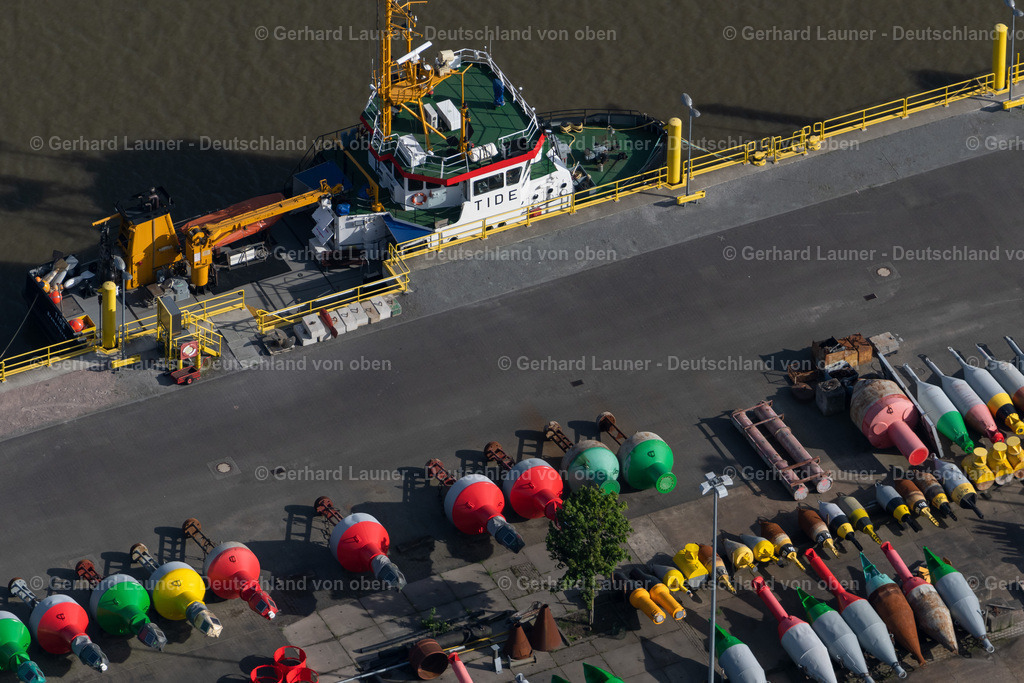 4030367 | BREMERHAVEN 01.06.2020 Fluss- Uferbereich an der Geeste mit Bojen- Lagerplatz an der Straße Am Radarturm im Ortsteil Mitte-Süd in Bremerhaven im Bundesland Bremen, Deutschland. // River shore area on the Geeste with buoy storage area on the street Am Radarturm in the district Mitte-Sued in Bremerhaven in the state Bremen, Germany. Foto: Gerhard Launer