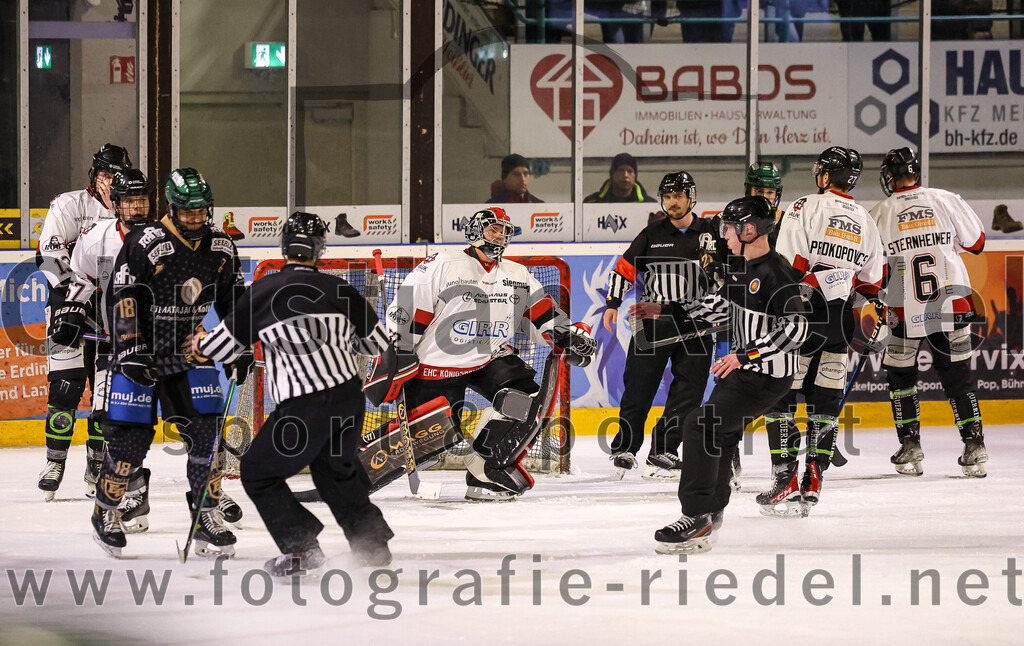 2024-03-15_029_TSV_Erding_gegen_EHC_Koenigsbrunn | Erding, Deutschland, 15.03.2024:
Eishockey, Bayernliga Playoffs 2023 / 2024, 3. Spieltag, TSV Erding gegen EHC Königsbrunn, Endergebnis: 3:4 n. V.

Daniel Krzizok (Erding Gladiators, #18), Torwart Stefan Vajs (EHC Königsbrunn, #32), Toms Prokopovics (EHC Königsbrunn, #27), Marco Sternheimer (EHC Königsbrunn, #6)

Foto: Christian Riedel / fotografie-riedel.net