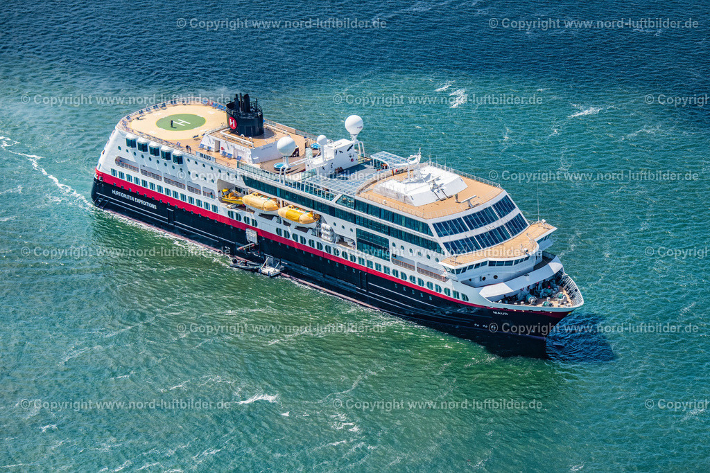 Hurtigruten_Expeditions_Maud_Kreuzfahrtschiff_ELS_9785150622 | LIST 15.06.2022 Kreuzfahrt- Passagier- und Fahrgast- Schiff " Hurtigruten Maud " in List auf der Insel Sylt im Bundesland Schleswig-Holstein, Deutschland. // Cruise and passenger ship " Hurtigruten Maud " in List on the island of Sylt in the state Schleswig-Holstein, Germany. Foto: Martin Elsen