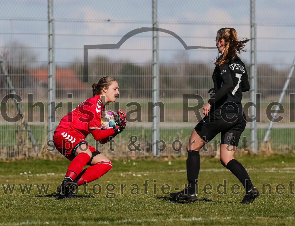 2024-02-25_060_FC_Schwaig_gegen_TSV_Eching | Oberding, Deutschland, 25.02.2024:
Fußball, Bezirksliga 2023 / 2024, Testspiel, FC Schwaig gegen TSV Eching, Endergebnis: 0:5

Torfrau Sabine Winkler (FC Schwaig, #31), Anna-Lena Beer (TSV Eching, #7)

Foto: Christian Riedel / fotografie-riedel.net