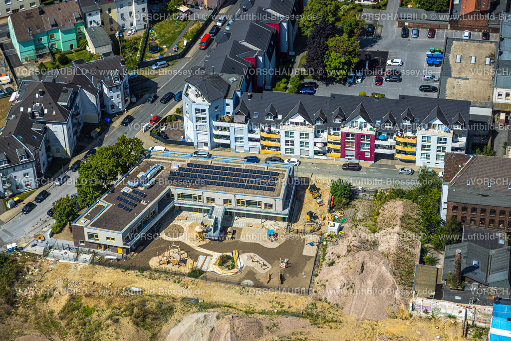 Velbert220803279 | Luftbild, Baustelle Sternbergstraße und Neubau für Klima-Kita mit Spielplatz an der Nordstraße, Velbert, Ruhrgebiet, Nordrhein-Westfalen, Deutschland