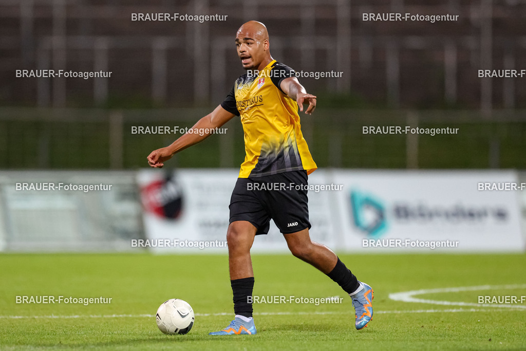 SB_KFCBAU_20250815_5244.JPG -  - KFC Uerdingen - SF Baumberg - Oberliga Niederrhein | Krefeld, Deutschland, 15.08.25: Anthony Oscasindas (KFC Uerdingen) in Aktion, am Ball, Einzelaktion während des Oberliga Niederrhein Spiels zwischen KFC Uerdingen - SF Baumberg in der Grotenburg Stadion am 15. August 2025 in Krefeld, Deutschland. (Foto von Stefan Brauer/Brauer-Fotoagentur)