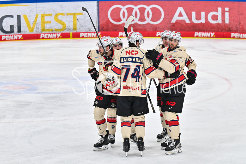 ERC Ingolstadt - Nuernberg Ice Tigers | Jubel der Gaeste nach dem Treffer zum 1-2 durch Cole MAER (Nuernberg Ice Tigers 14) / Tor / Torschuetze / Freude / Happy / DEL: ERC Ingolstadt - Nuernberg Ice Tigers, Saturn-Arena am 26.03.2025